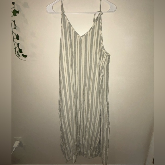 Dip Button-Up Dress - Picture 2 of 2